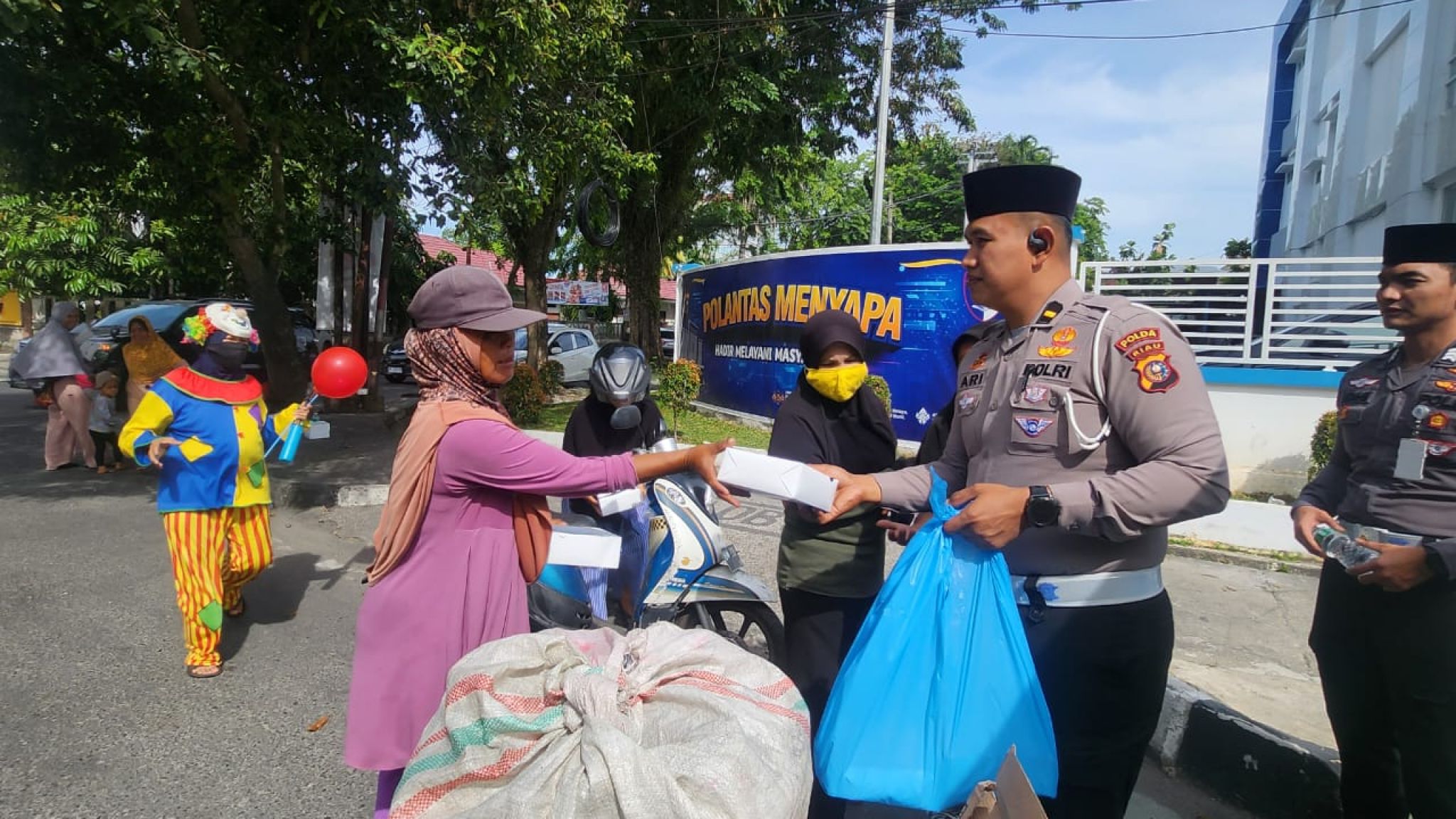 Jum’at Berkah, Ditlantas Polda Riau Bagikan Nasi Kotak untuk Kaum Dhuafa, Pekerja Jalanan dan Petugas Kebersihan di Pekanbaru