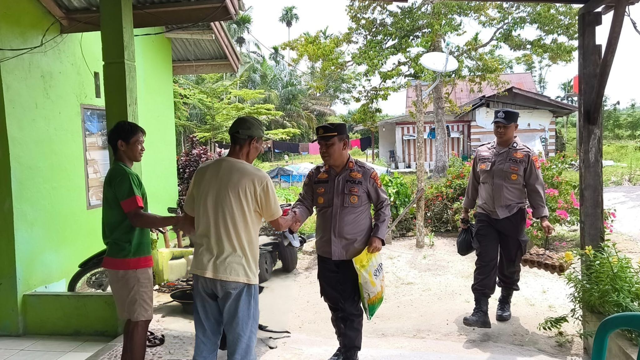 Kasat Binmas Polres Kampar: 'Polri Hadir untuk Masyarakat!' Jumat Berkah Bagi Kebahagiaan di Perumahan Ataya II