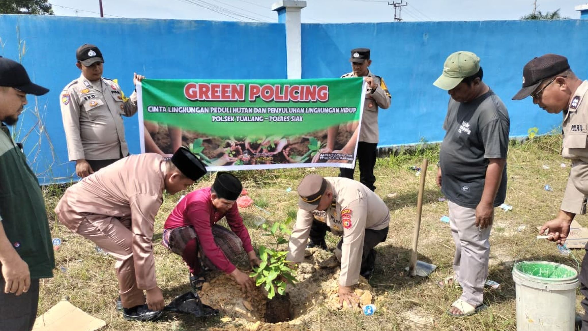 Dukung Program Kapolda Riau, Polsek Tualang Gandengan Upika Tanam Pohon Bersama