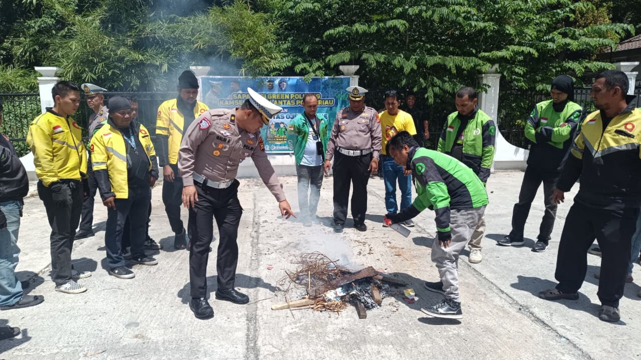 Sapa Pagi Green Policing Ditlantas Polda Riau: Satu Polantas Sahabat Sepuluh Ojol, Wujudkan Keselamatan dan Cinta Lingkungan