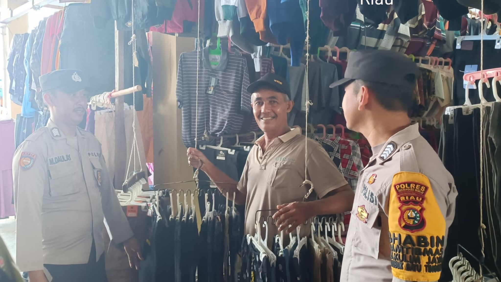 Polsek Lubuk Batu Jaya Laksanakan Patroli Rutin di Pasar Rakyat, Wujudkan Kamtibmas yang Aman dan Nyaman