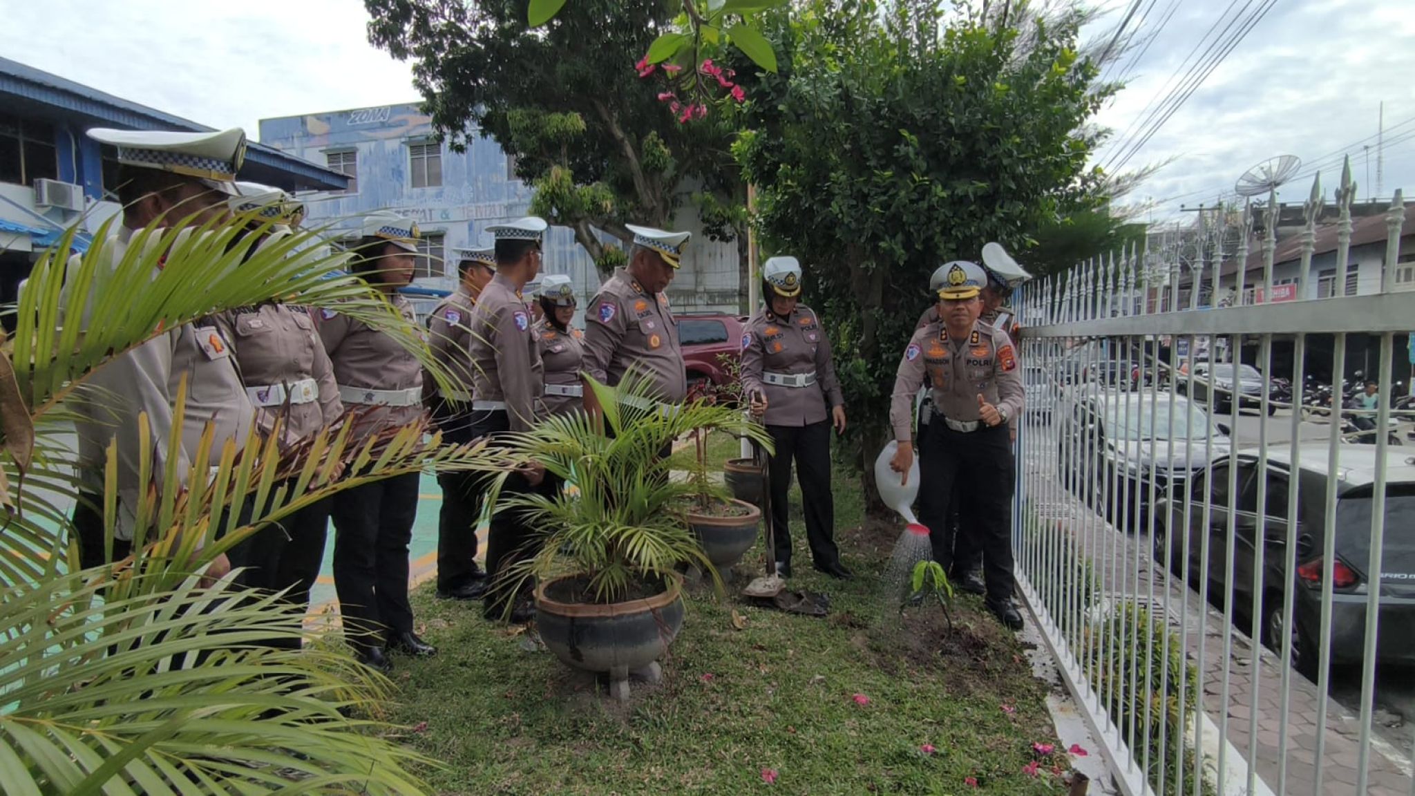 Hijaukan Lingkungan, Ditlantas Polda Riau Gelorakan Semangat Green Policing Lewat Aksi Tanam Pohon di Mako