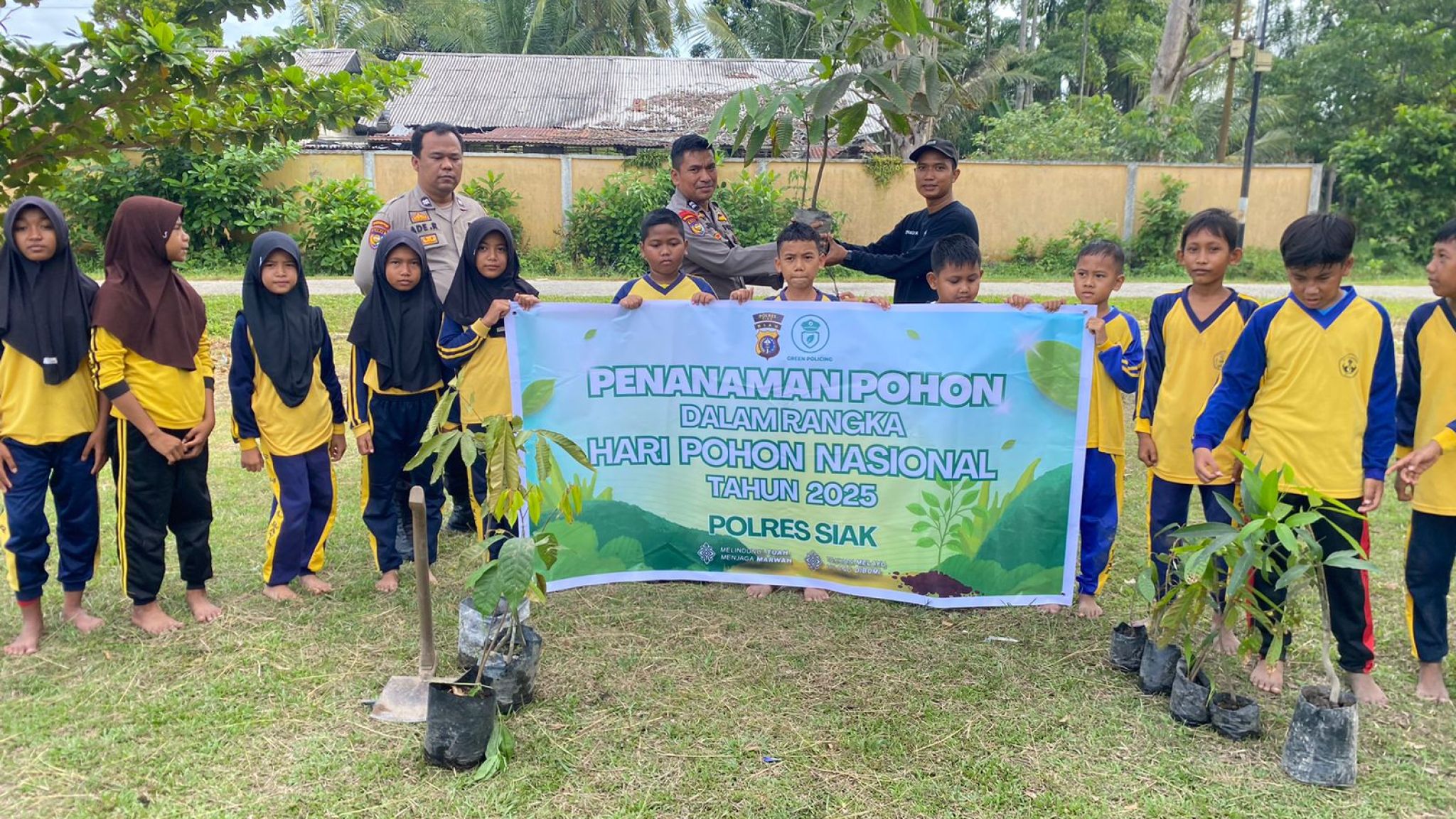 Polres Siak Tanam 155 Pohon Dukung Gerakan 21.000 Pohon Serentak Polda Riau: Wujud Nyata Green Policing di Hari Pohon Nasional 2025