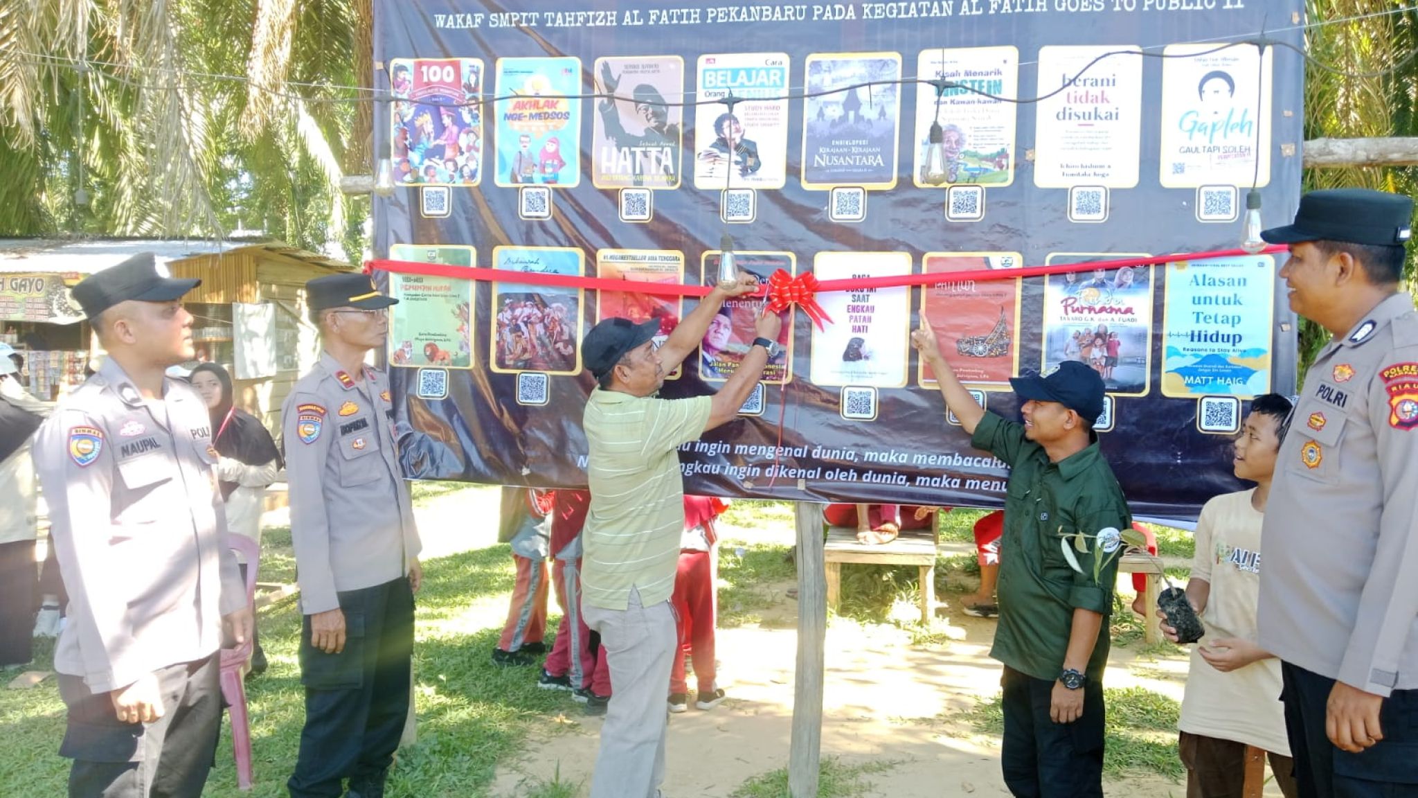 Sinergi Polsek Kampar Kiri dan SMPIT Al Fatih: Green Policing, Go Green, dan Literasi Digital di Desa Gema, Sentuh Hati Masyarakat!