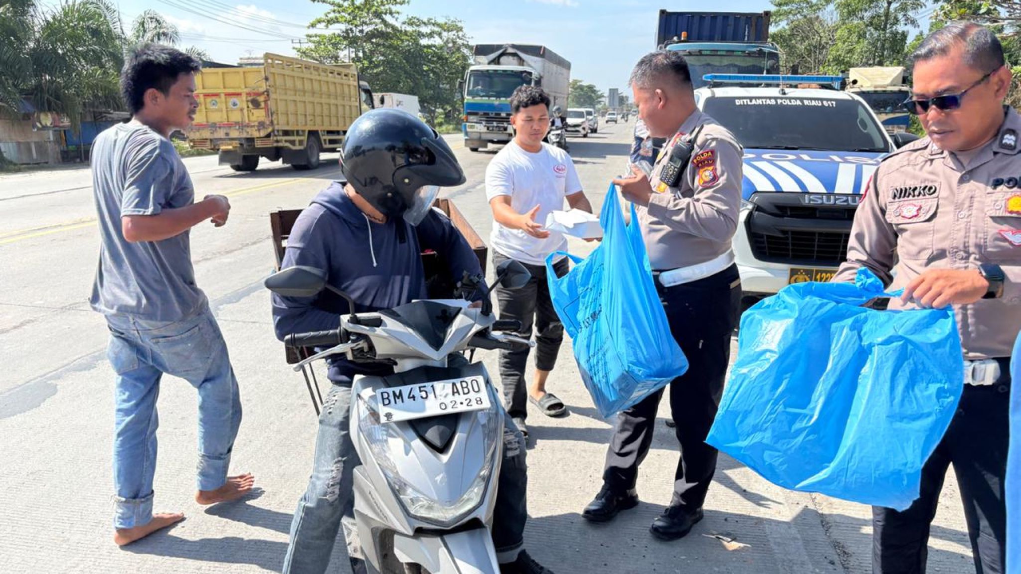 Jumat Barokah Ditlantas Polda Riau: Berbagi, Mengedukasi, dan Menguatkan Kebersamaan Menjelang Operasi Zebra Lancang Kuning 2025