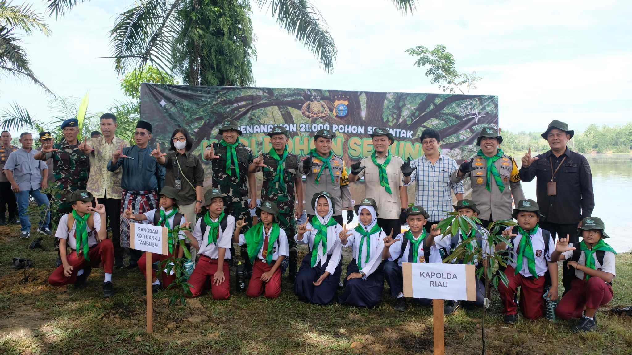 Hari Pohon, Kapolda Riau Pimpin Penanaman 21.000 Pohon Bareng 500 Siswa