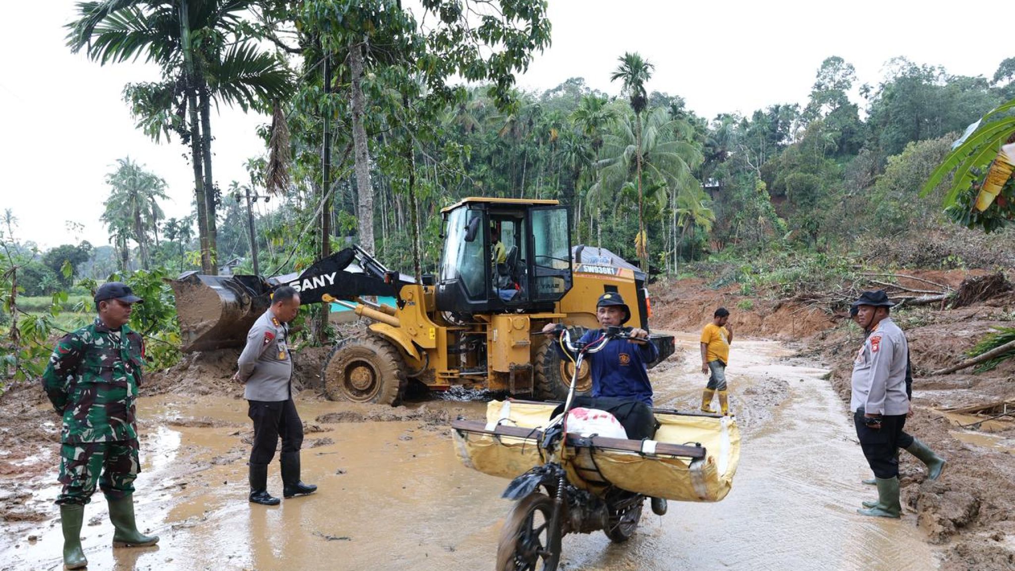 Polda Riau Salurkan Bantuan Sosial dan Cek Ruas Jalan Terdampak Longsor di Agam