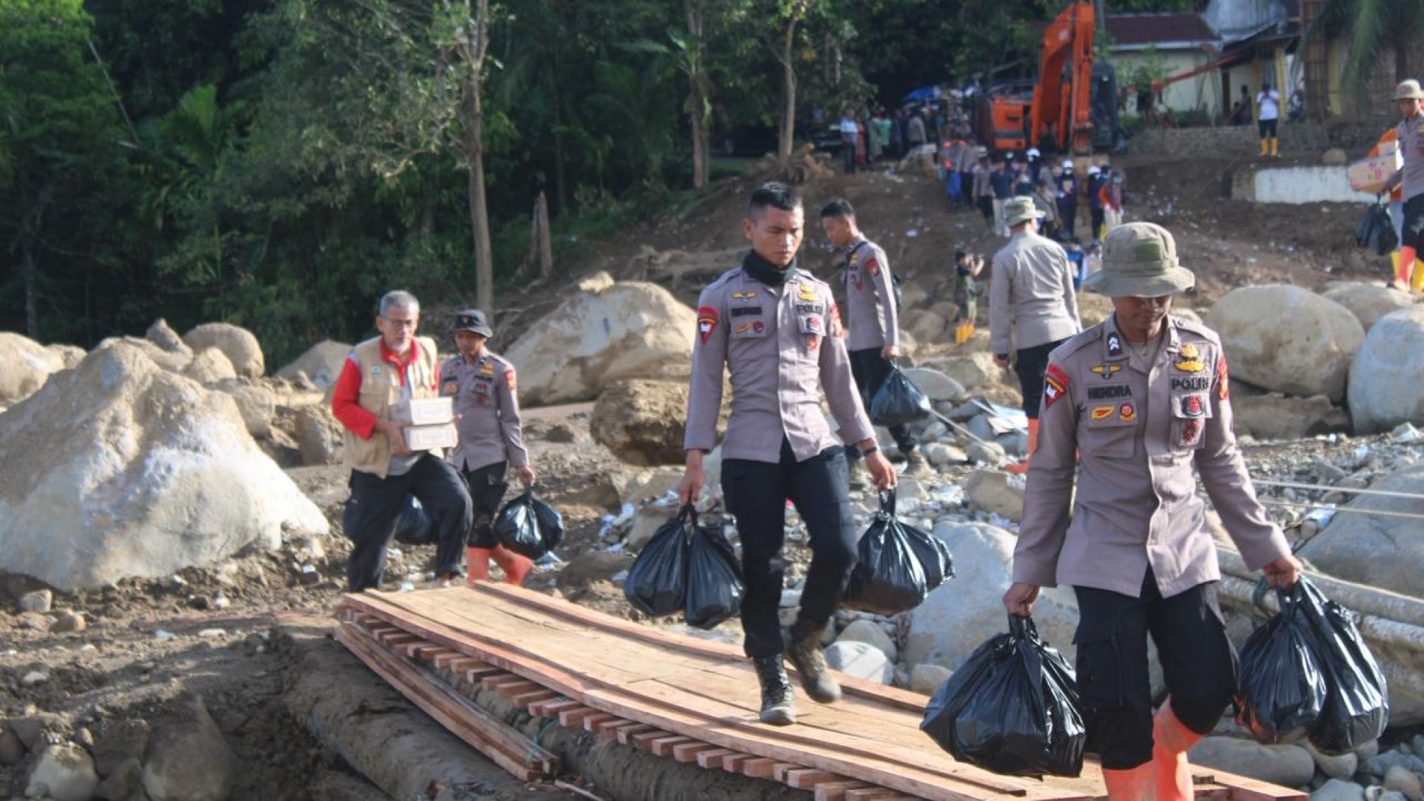 Polisi dan Relawan Bergerak Bersama,Polda Riau Salurkan Sembako hingga Layanan Kesehatan di Posko Bencana