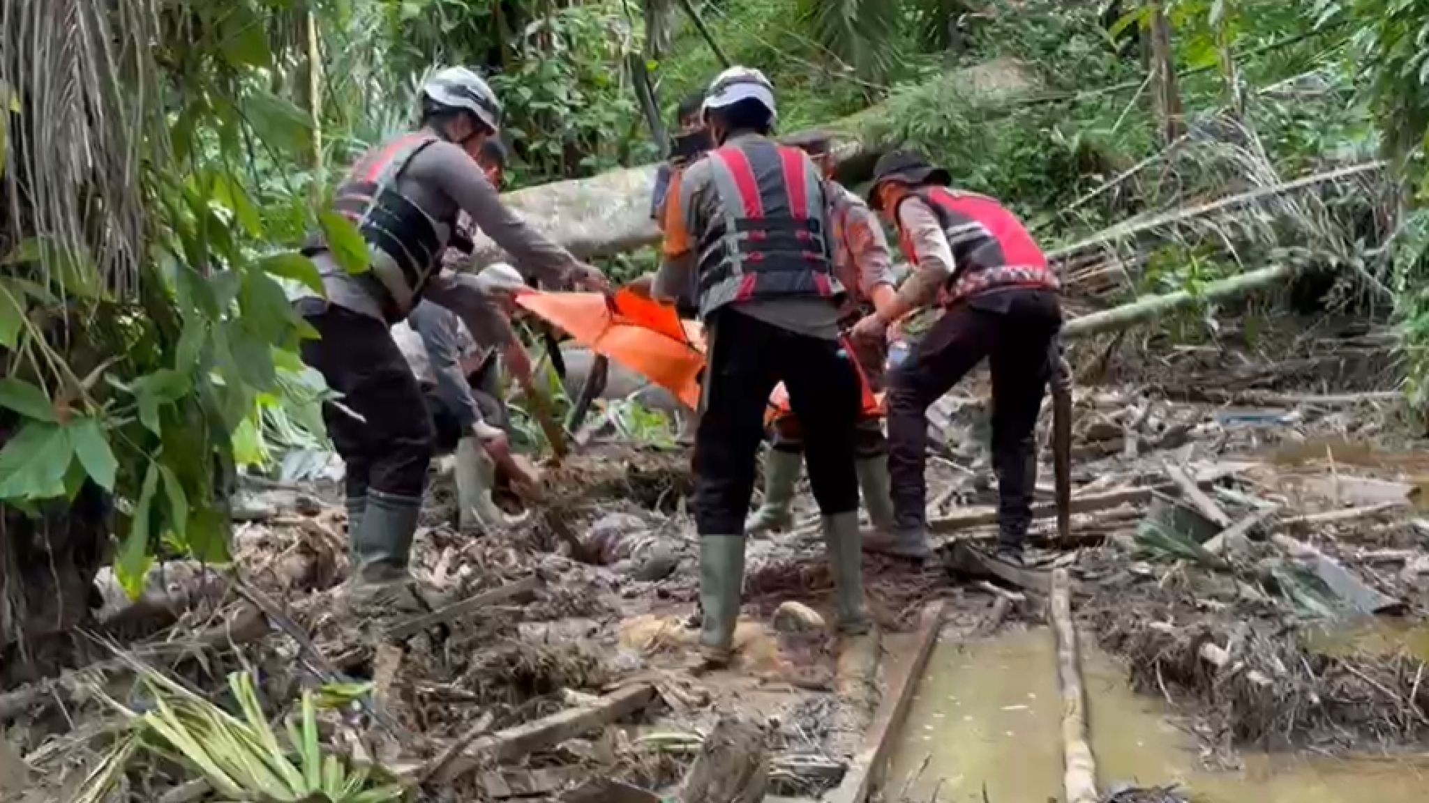 Kerja Tanpa Henti, Tim Brimob–Samapta Temukan Korban Bencana di Agam