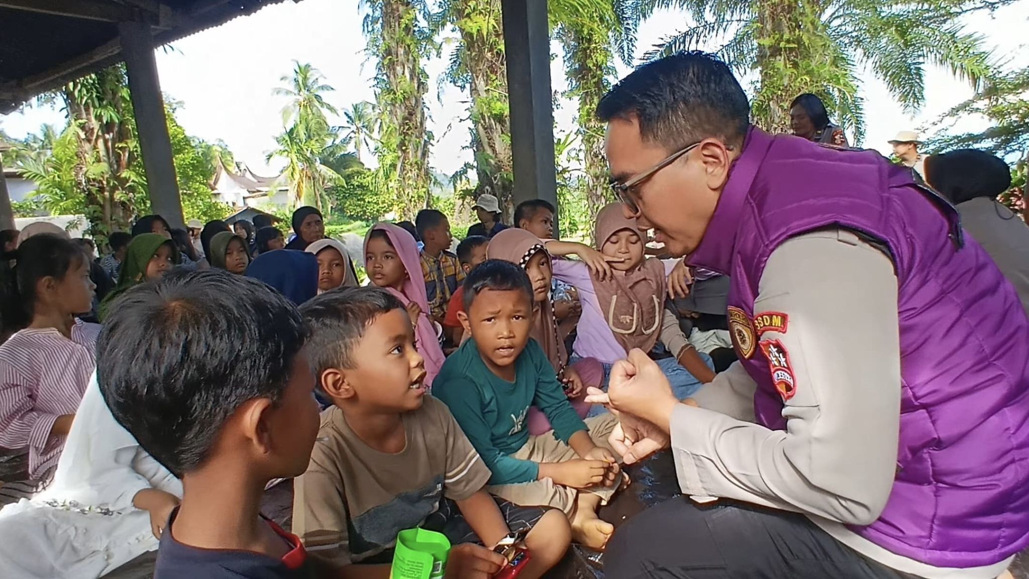 Tim Trauma Healing Mabes Polri turun ke Palembayan, Agam, untuk membantu memulihkan korban pascabencana.