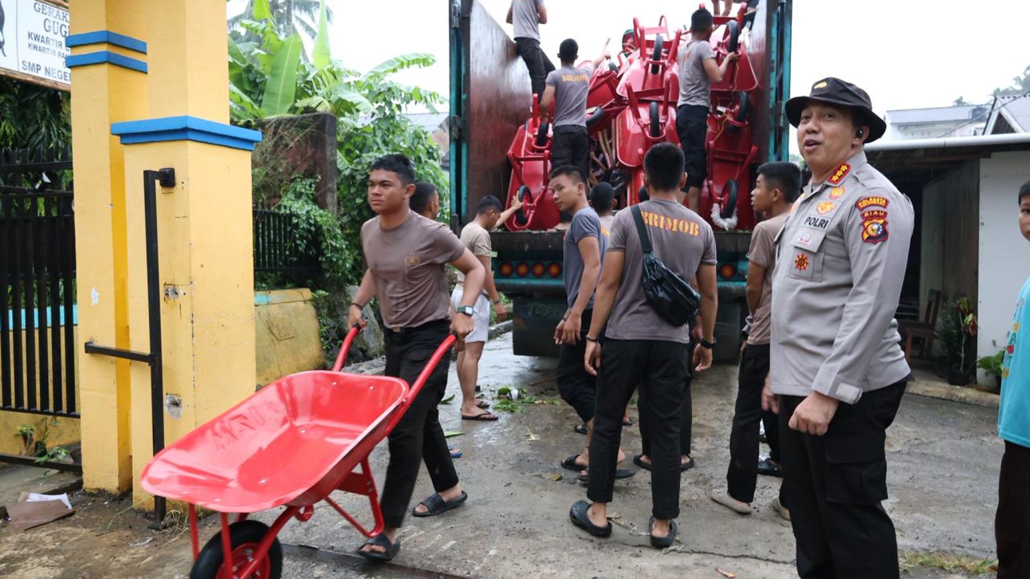 1.817 Peralatan Penanganan Bencana Tiba di Posko BKO Polda Riau di Agam, Percepatan Pemulihan Lingkungan Terus Digenjot