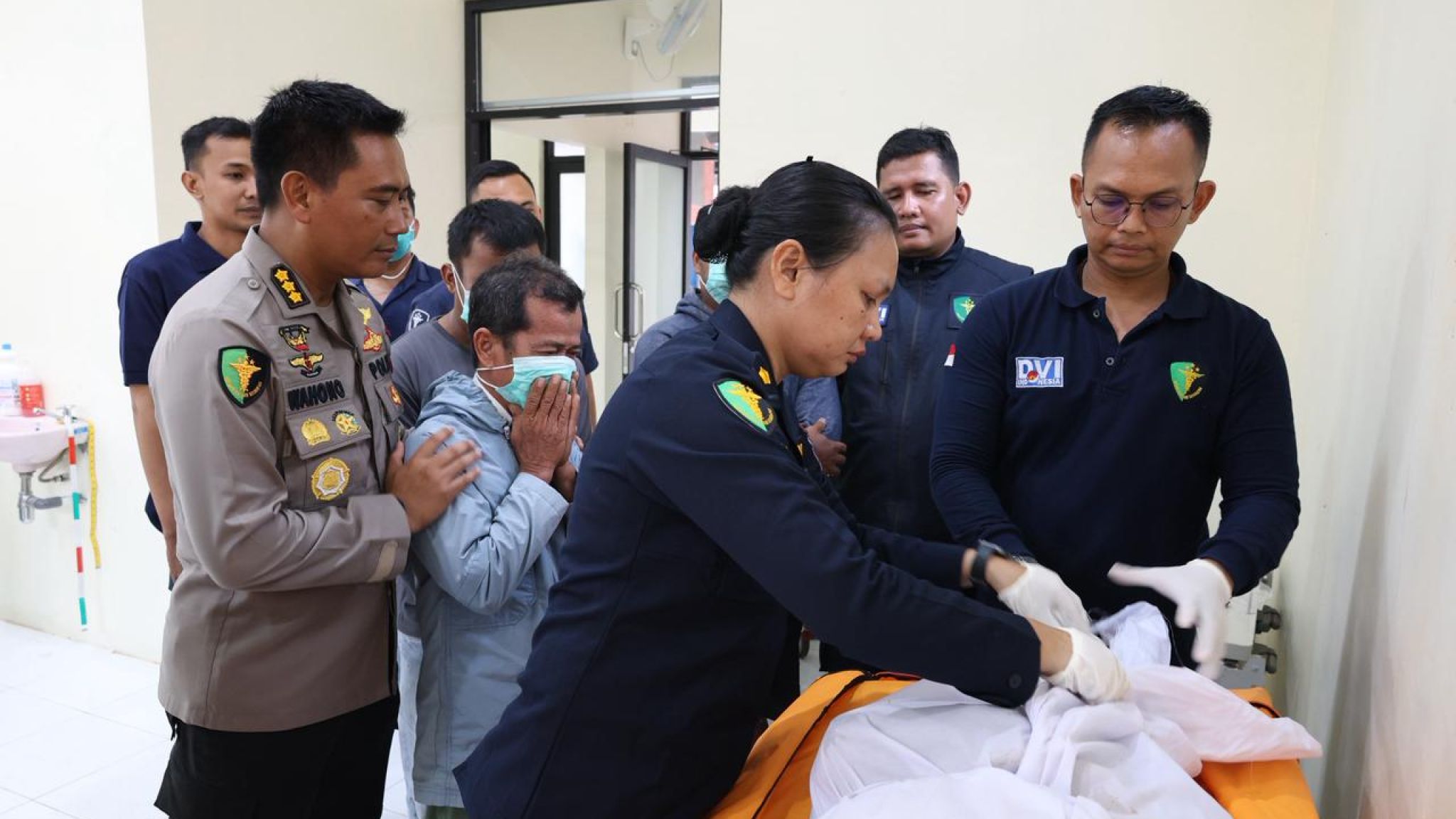 Tim DVI Polda Riau Identifikasi Jenazah di RSUD Lubuk Basung