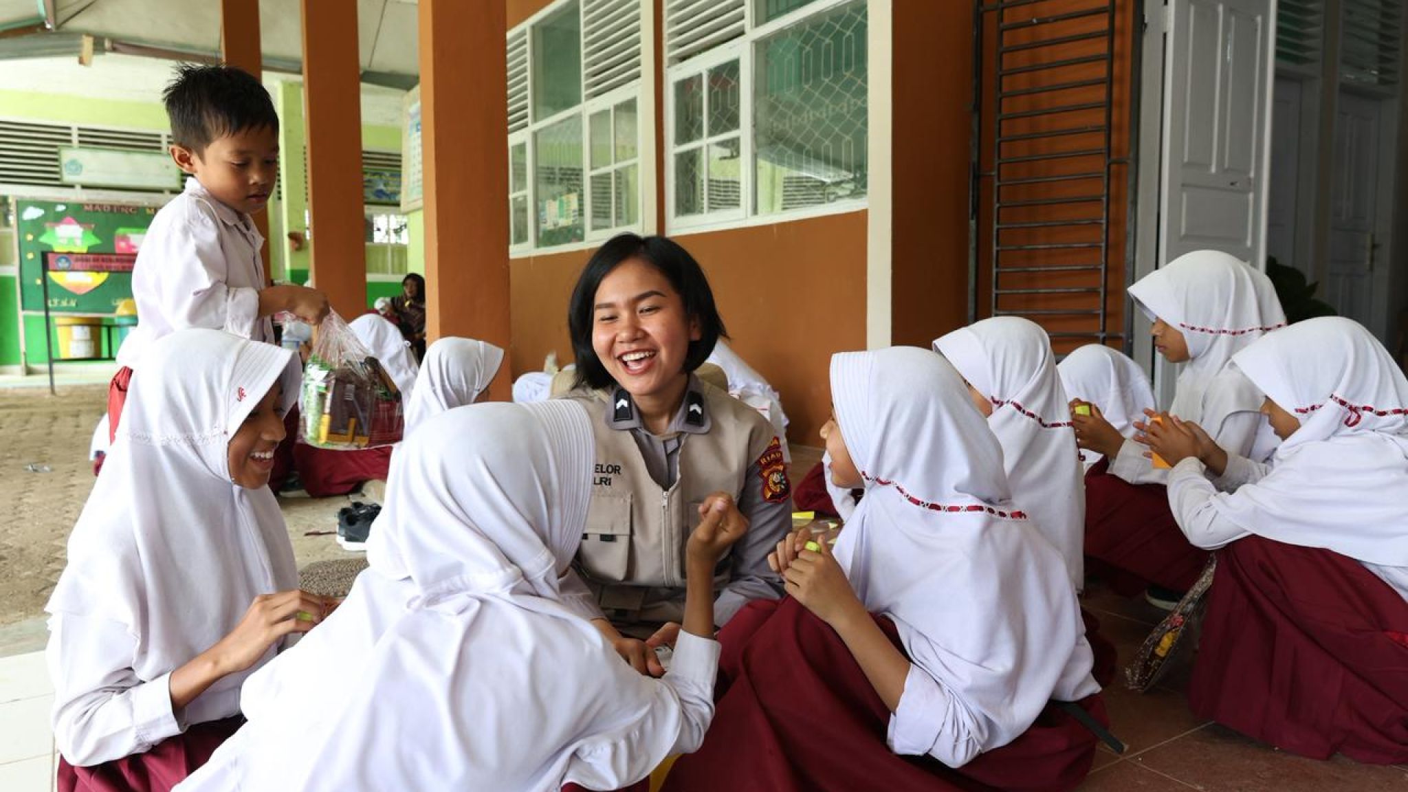 Tim Trauma Healing Polda Riau Dampingi 144 Siswa MIN 6 Agam Pulihkan Kondisi Psikologis Pasca Bencana