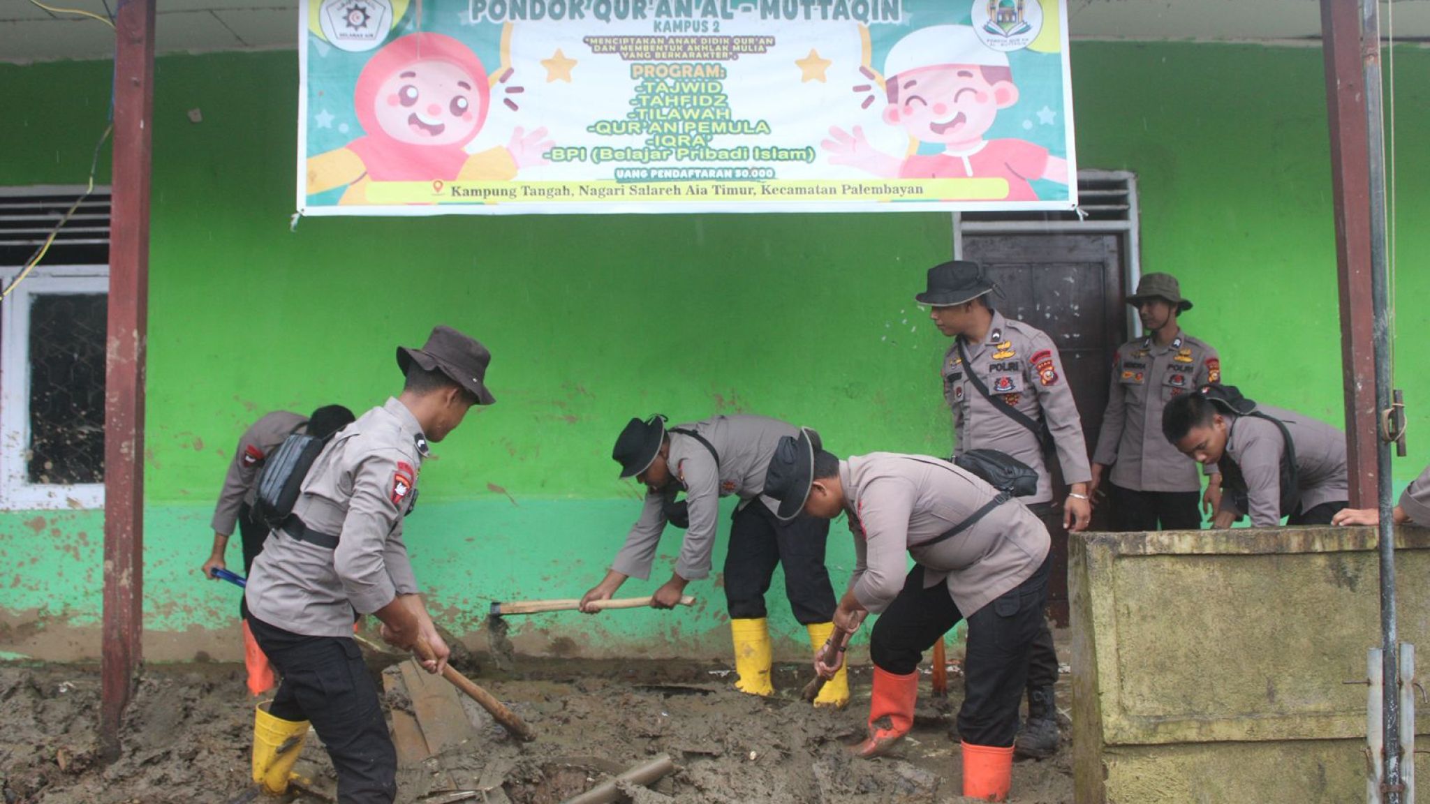 Brimob Polda Riau Bantu Bersihkan Bangunan Pendidikan di Salareh Aia Pasca Bencana