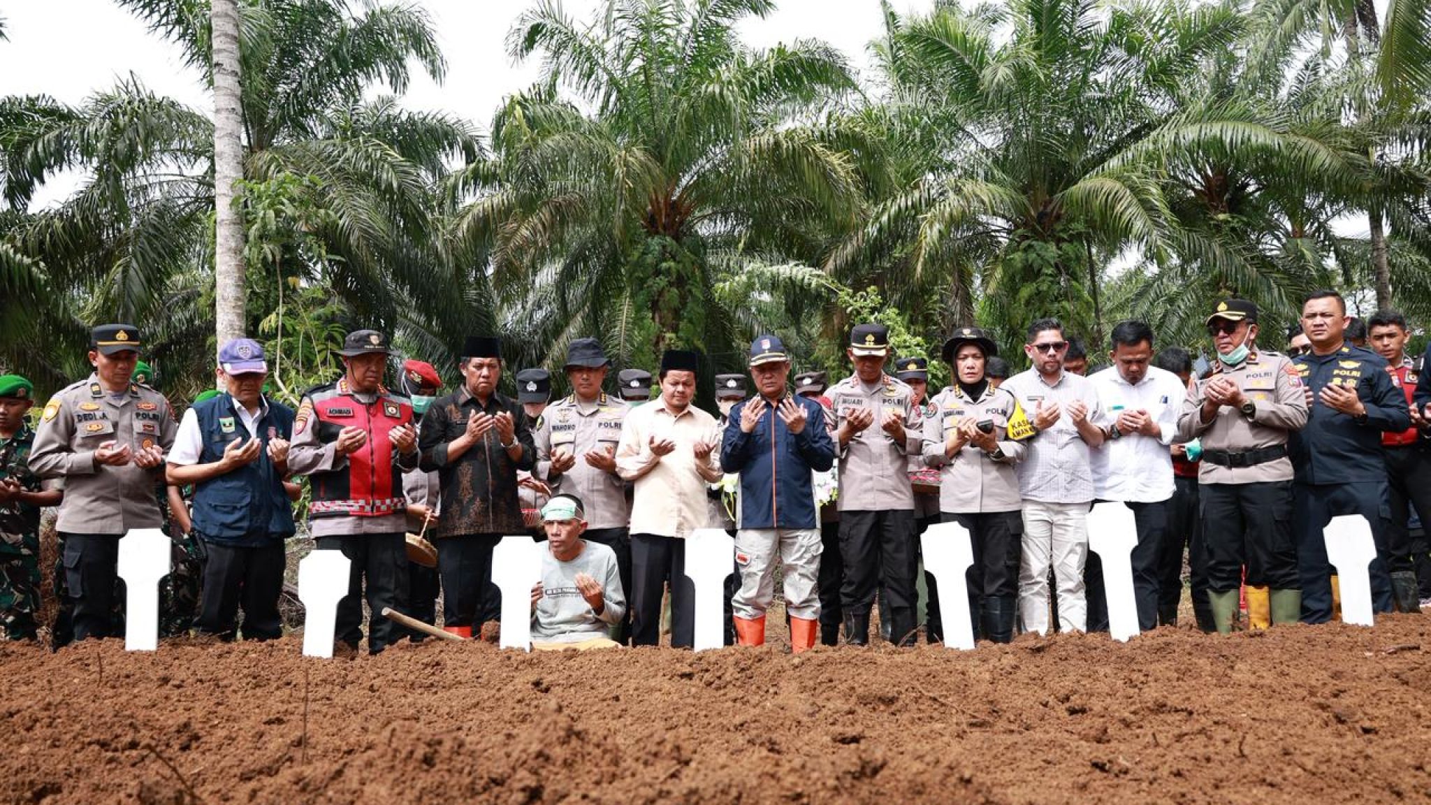 Polri dan Pemerintah Daerah Gelar Pemakaman Massal Korban Bencana Galodo