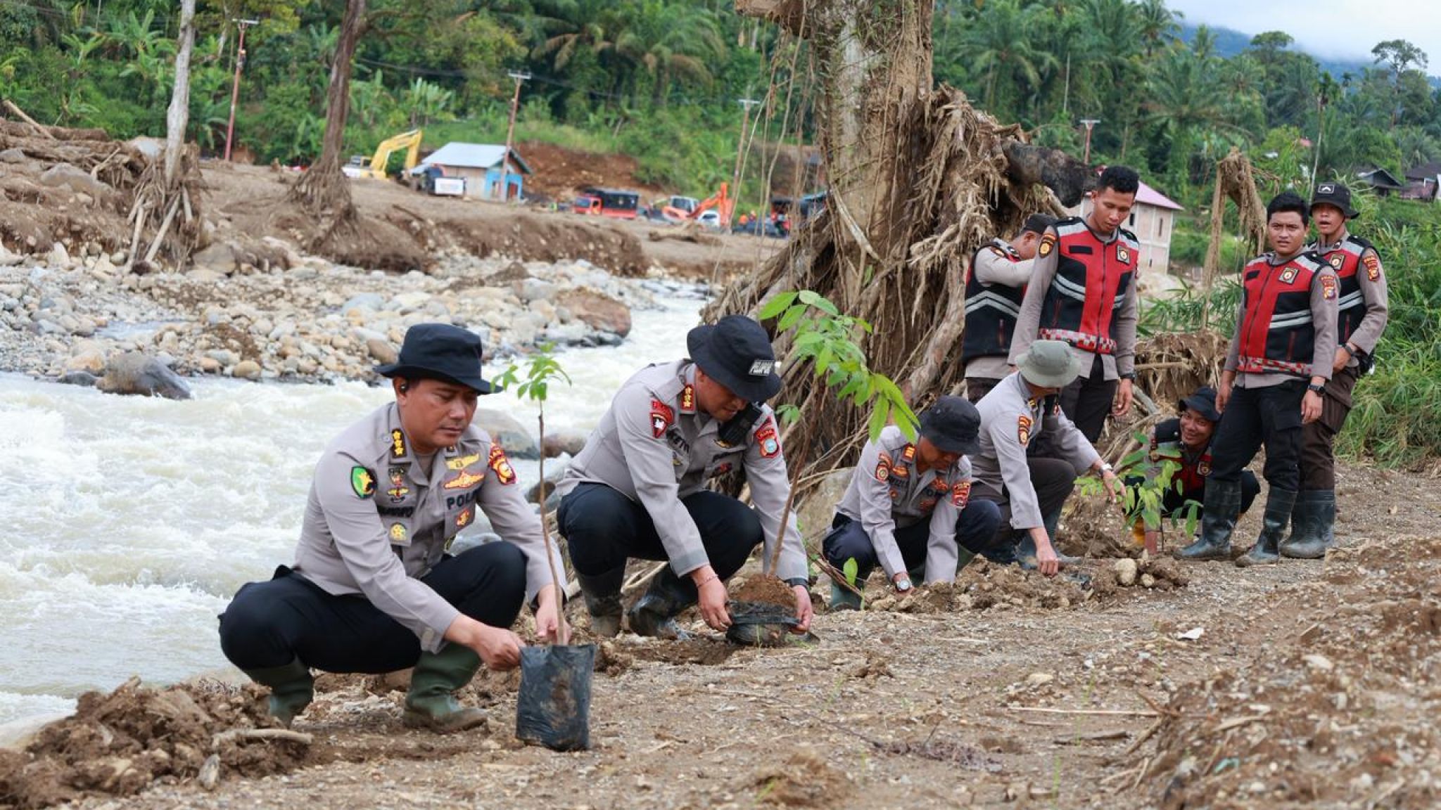 PJU Polda Riau Tanam Pohon di Desa Kayu Pasak sebagai Upaya Pemulihan Lingkungan Pascabencana