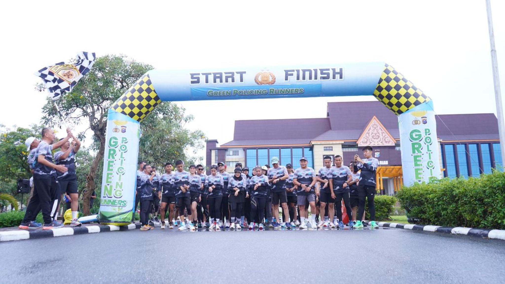 Kapolda Riau Deklarasikan Green Policing Runners, Tanam 100 Pohon Tepi Sungai