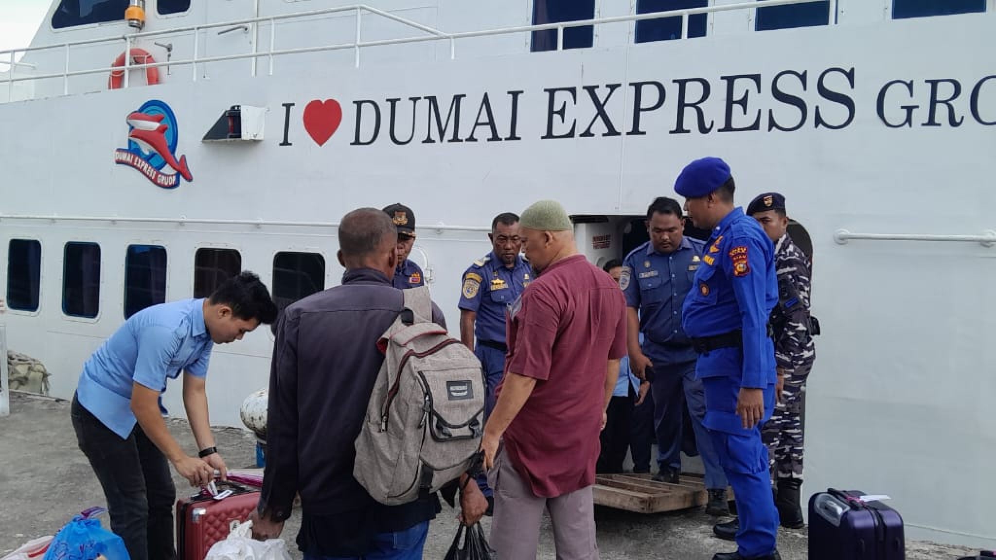 Pengamanan Ketat Natal, Polisi Patroli Jalan Kaki di Pelabuhan Tanjung Buton
