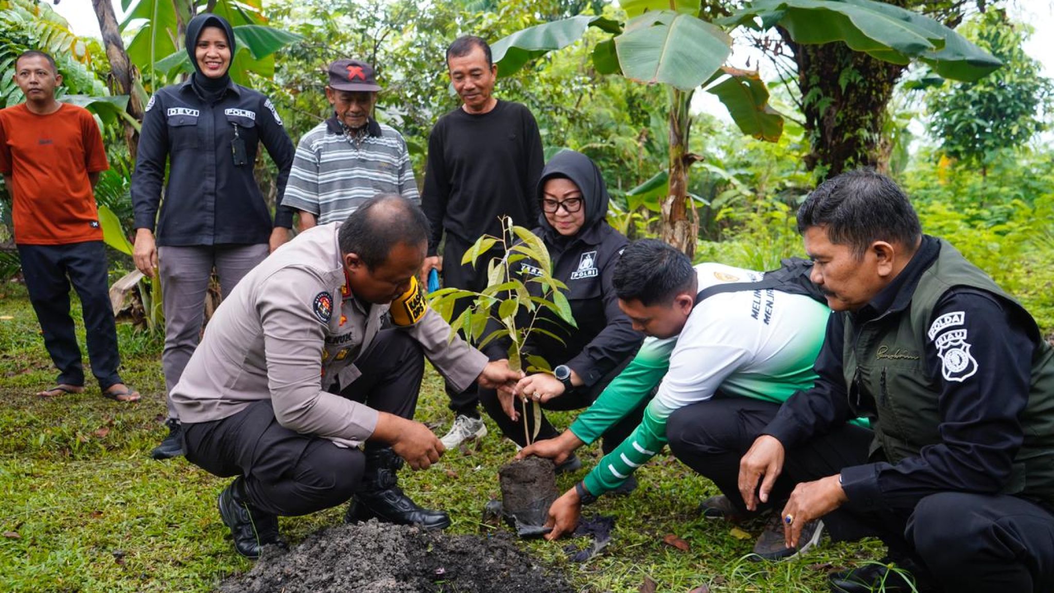 Bid Humas Polda Riau Tanam 90 Pohon di Trans Jasa Industri, Dukung Program Grand Policing
