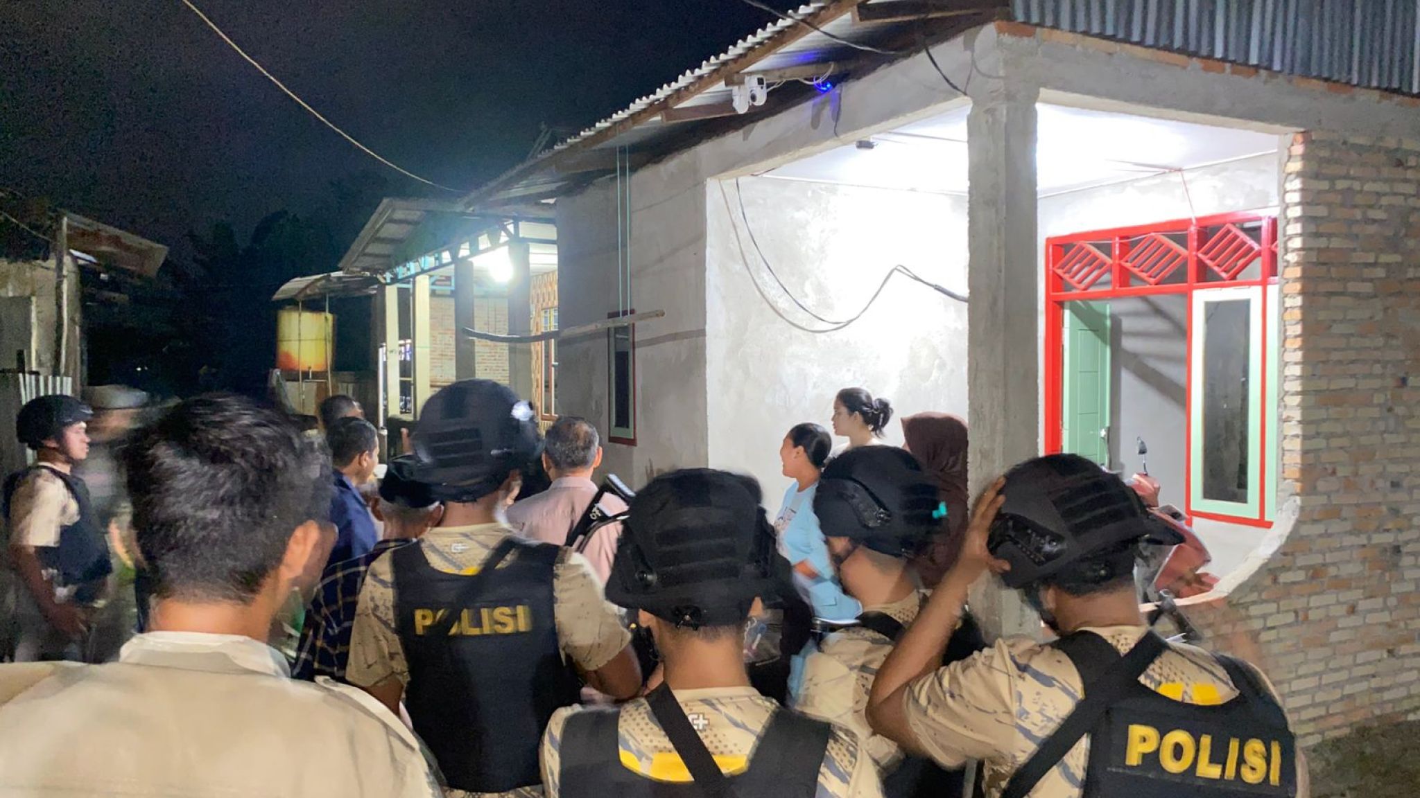 Beri Sinyal Bagi Pelaku Kejahatan, Polres Inhu Bersama TNI dan Pemkab Patroli Jalan Kaki Susuri Gang-Gang Pasiran